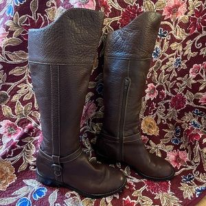 Beautiful brown Sofft brand knee boots, in very good condition.